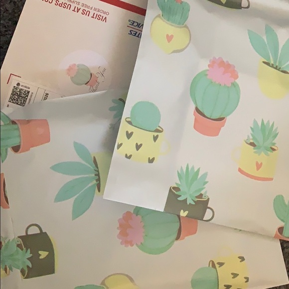 ✌🏻🌻Hello, Welcome to my Closet🌻✌🏻 - Picture 3 of 3